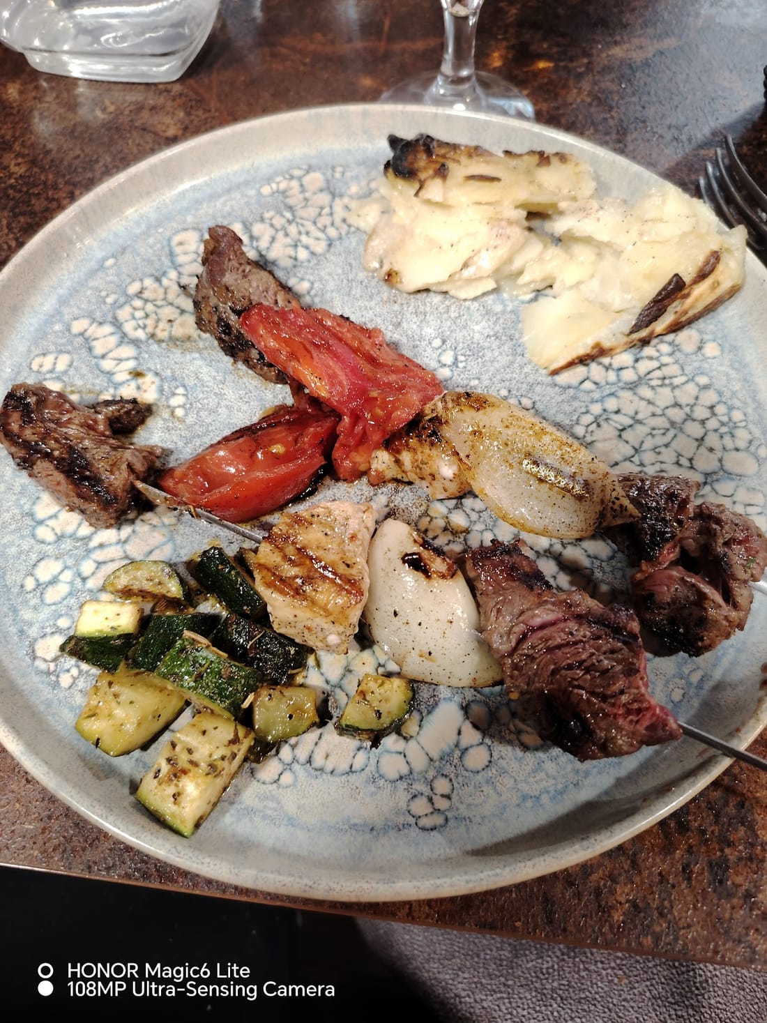 Brochettes de viande grillée et légumes