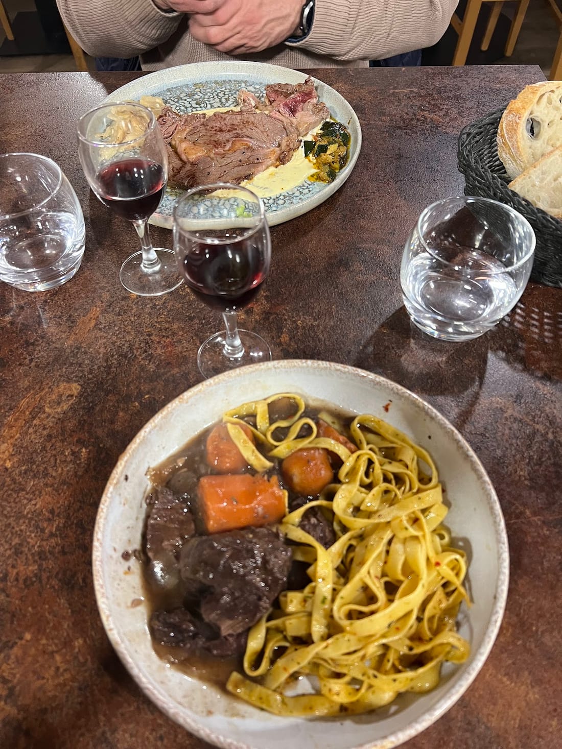 Table dressée, plats et verres de vin rouge